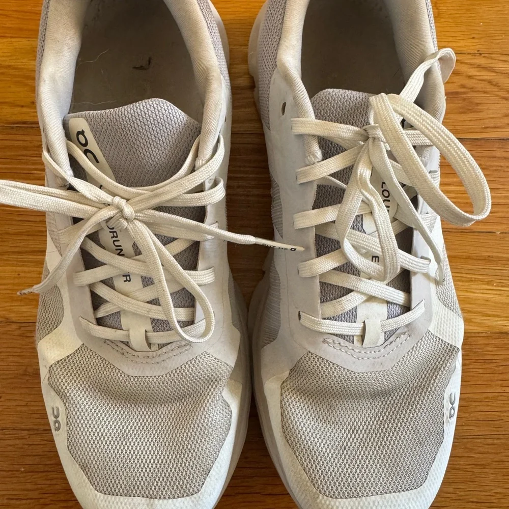 On CloudRunner Gray and White Womens sneakers Size 9.5 - Picture 9 of 11